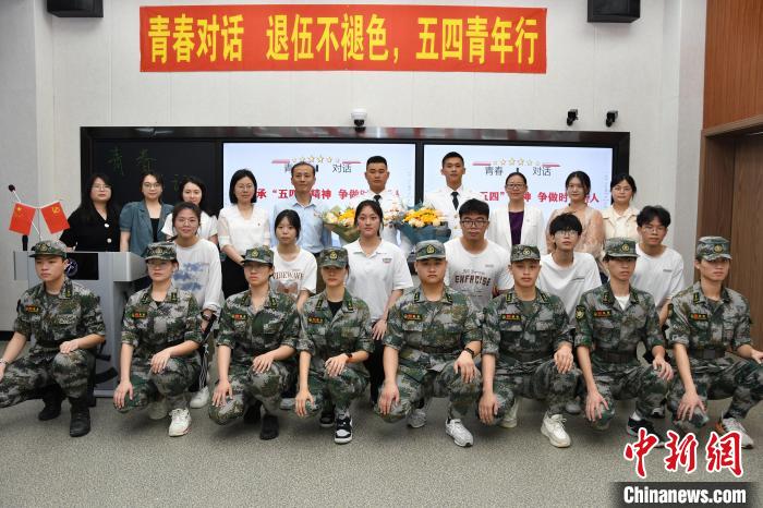 受邀功臣同師生代表合影?！≌闹菔型艘圮娙耸聞?wù)局供圖