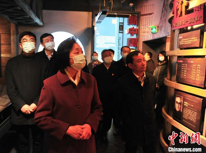 臺盟中央主席蘇輝近日率調(diào)研組赴吉林開展重點考察調(diào)研。圖為在長影舊址博物館考察吉林特色文化產(chǎn)業(yè)發(fā)展。　高龍安 攝