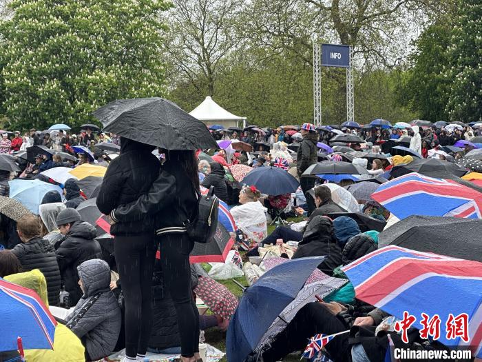 當(dāng)?shù)貢r間5月6日，英國國王查爾斯三世的加冕儀式舉行。民眾雨中觀看儀式?！W陽開宇 攝