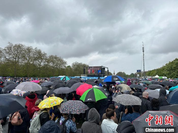 當(dāng)?shù)貢r間5月6日，英國國王查爾斯三世的加冕儀式舉行。民眾雨中觀看儀式?！W陽開宇 攝