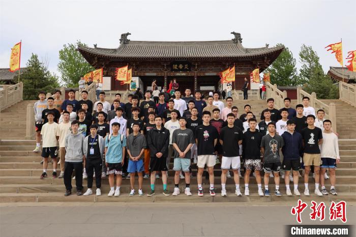 比賽結(jié)束后，兩岸學生參訪高平炎帝陵。　主辦方供圖