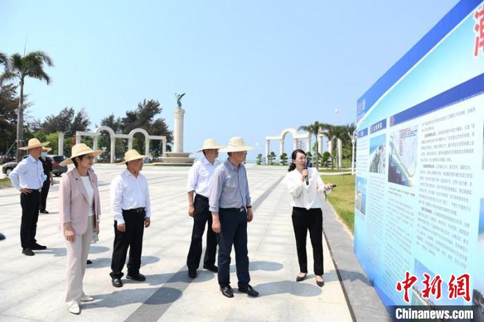 圖為蔡達(dá)峰一行了解北海銀灘景區(qū)改造提升工程情況?！×趾?攝