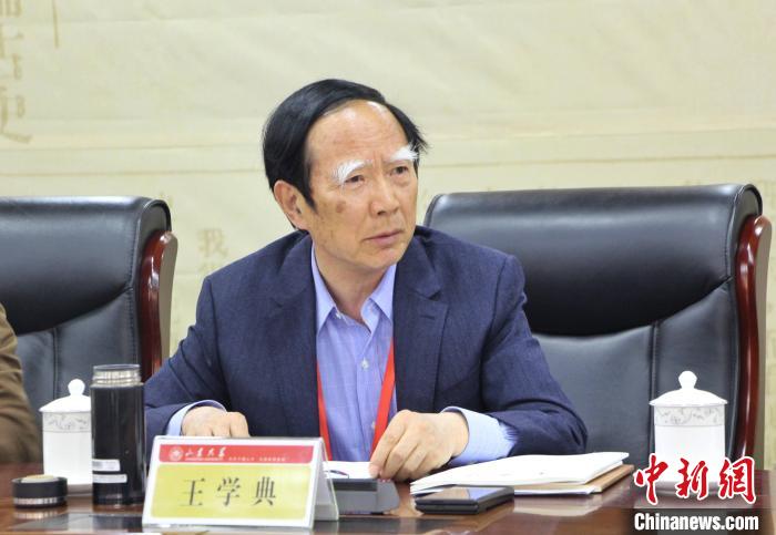 山東大學儒學高等研究院執(zhí)行院長、《文史哲》雜志主編王學典主持首場主題發(fā)言?！≮w曉 攝