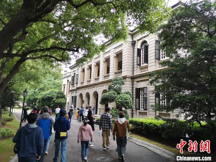 新階層人士參觀英國(guó)駐滬領(lǐng)事館?！》队畋?攝