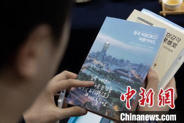 參展觀眾閱讀浙江文旅手冊(cè)。　丁振哲 攝