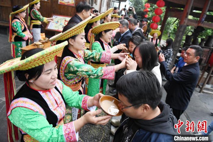 楓香瑤寨村民用攔門酒熱情迎接客人?！钊A峰 攝