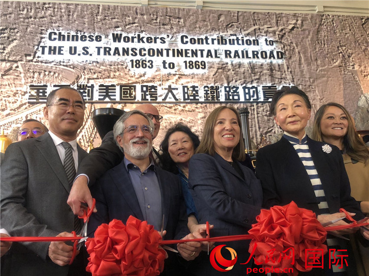 圖為（從右到左）方李邦琴、加州副州長(zhǎng)康依蓮、舊金山市議長(zhǎng)佩斯金、中國(guó)駐舊金山副總領(lǐng)事潘慶江在剪彩。人民網(wǎng)記者 鄧圩攝