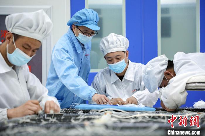 中國電科研究人員開展半剛性太陽電池陣相關研究測試?！≈袊娍?供圖