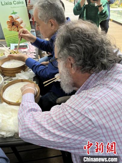 外交官們體驗(yàn)做立夏餅?！∪A東師范大學(xué)供圖