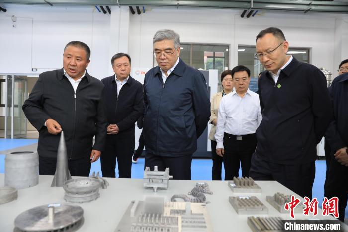 民進(jìn)中央常務(wù)副主席朱永新率調(diào)研組赴四川開展重點(diǎn)考察調(diào)研。圖為在四川工程職業(yè)技術(shù)學(xué)院考察調(diào)研?！∶襁M(jìn)中央供圖