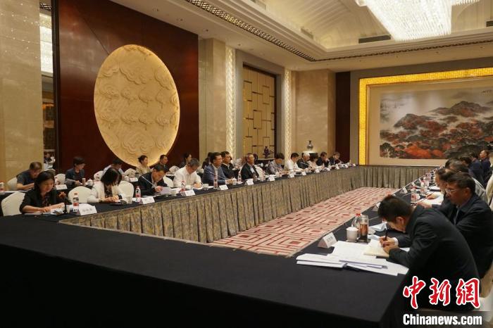 民進(jìn)中央主席蔡達(dá)峰近日率調(diào)研組赴江蘇開展重點(diǎn)考察調(diào)研。圖為在調(diào)研座談會現(xiàn)場。　民進(jìn)中央供圖