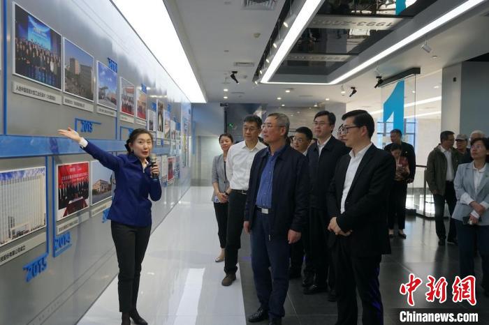民進(jìn)中央主席蔡達(dá)峰近日率調(diào)研組赴江蘇開展重點(diǎn)考察調(diào)研。圖為在江陰實地考察雙良集團(tuán)有限公司。　孫權(quán) 攝
