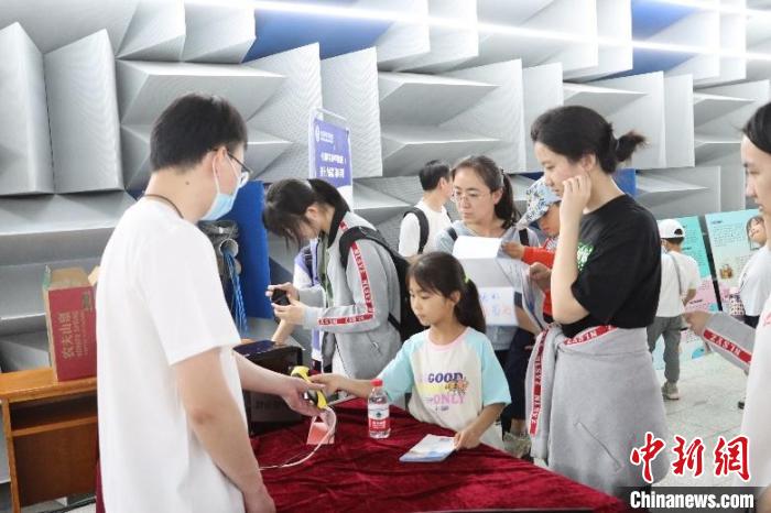 中科院聲學(xué)所公眾科學(xué)日活動(dòng)現(xiàn)場(chǎng)?！≈锌圃郝晫W(xué)所 供圖
