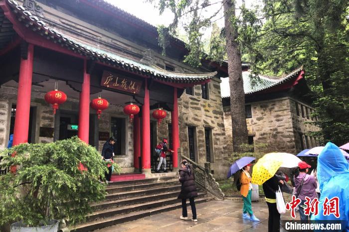 圖為在廬山抗戰(zhàn)博物館外，有不少等待參觀的游客。　吳鵬泉 攝