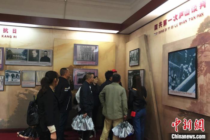 圖為游客在廬山抗戰(zhàn)博物館內參觀。　吳鵬泉 攝