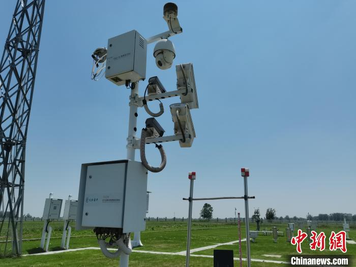 壽縣國家氣候觀象臺(tái)內(nèi)各種觀測(cè)設(shè)備?！侨?攝