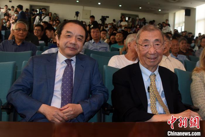 高能論壇開始前，丁肇中先生(右)與主持論壇的中科院高能所所長王貽芳院士合影?！?lt;a target='_blank' href='/'><p  align=