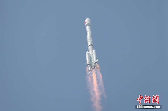 5月17日10時(shí)49分，我國在西昌衛(wèi)星發(fā)射中心用長征三號(hào)乙運(yùn)載火箭，成功發(fā)射第五十六顆北斗導(dǎo)航衛(wèi)星。該衛(wèi)星屬地球靜止軌道衛(wèi)星，是我國北斗三號(hào)工程的首顆備份衛(wèi)星。入軌并完成在軌測試后，將接入北斗衛(wèi)星導(dǎo)航系統(tǒng)。此次發(fā)射是北斗三號(hào)工程高密度組網(wǎng)之后，時(shí)隔3年的首發(fā)任務(wù)。朱磊 攝