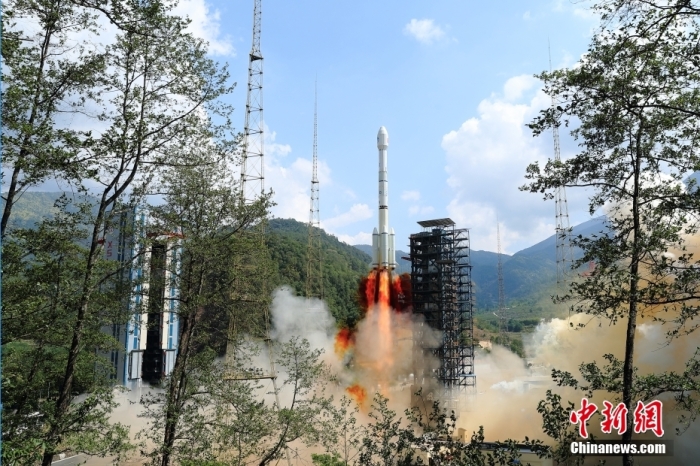 5月17日10時(shí)49分，我國在西昌衛(wèi)星發(fā)射中心用長征三號(hào)乙運(yùn)載火箭，成功發(fā)射第五十六顆北斗導(dǎo)航衛(wèi)星。該衛(wèi)星屬地球靜止軌道衛(wèi)星，是我國北斗三號(hào)工程的首顆備份衛(wèi)星。入軌并完成在軌測試后，將接入北斗衛(wèi)星導(dǎo)航系統(tǒng)。此次發(fā)射是北斗三號(hào)工程高密度組網(wǎng)之后，時(shí)隔3年的首發(fā)任務(wù)。楊志遠(yuǎn) 攝