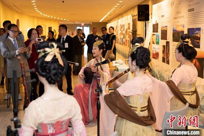 當(dāng)?shù)貢r間5月19日，中國常駐聯(lián)合國代表團(tuán)、中國文化和旅游部、泉州市人民政府在紐約聯(lián)合國總部聯(lián)合舉辦“茶和天下·雅集”主題展覽和招待會。圖為展覽現(xiàn)場泉州南音表演。 <a target='_blank' href='/' _fcksavedurl='/'><p  align=