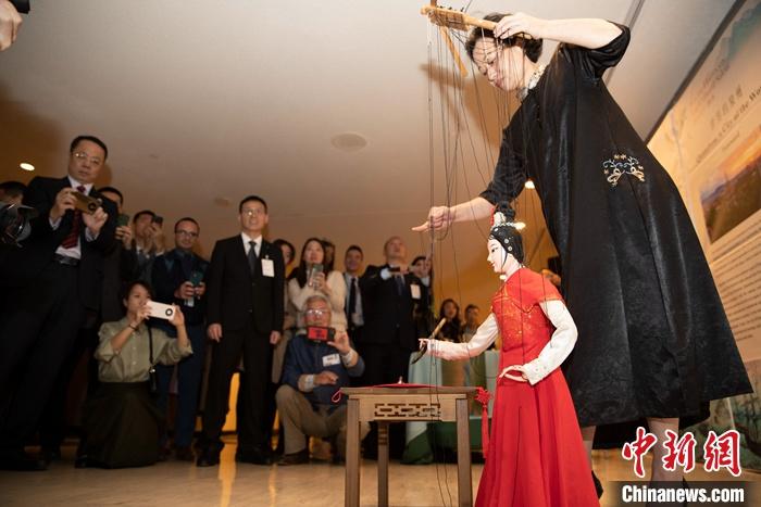 當(dāng)?shù)貢r間5月19日，中國常駐聯(lián)合國代表團(tuán)、中國文化和旅游部、泉州市人民政府在紐約聯(lián)合國總部聯(lián)合舉辦“茶和天下·雅集”主題展覽和招待會。圖為展覽表演泉州提線木偶寫書法。 <a target='_blank' href='/' _fcksavedurl='/'><p  align=