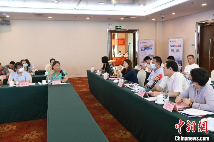 圖為中國銀行廣西分行代表在回應(yīng)桂林歸義生態(tài)農(nóng)業(yè)有限公司總經(jīng)理夏月紅的貸款需求。　蔣雪林 攝