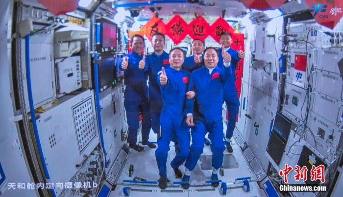 圖為神舟十五號(hào)航天員乘組與神舟十六號(hào)航天員乘組“全家?！?。中國(guó)載人航天工程辦公室 供圖