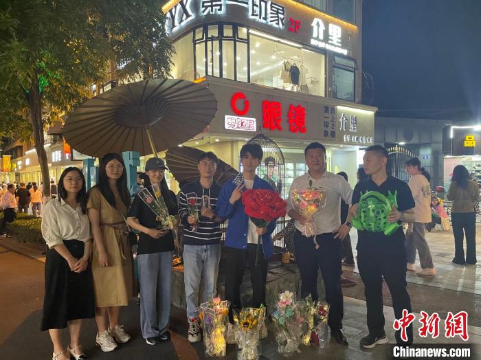 在東陽橫店，宣講團(tuán)導(dǎo)師、成員與橫店演員(右三)合影?！?東陽市融媒體中心 供圖