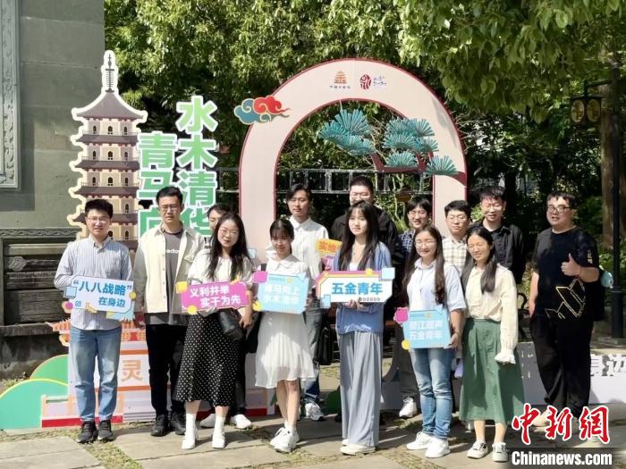 宣講團(tuán)成員在永康市合影。　呂鈺寧 攝
