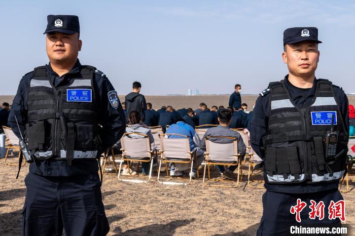 圖為承擔(dān)神舟十六號載人飛船安保任務(wù)的移民管理警察?！∨ｖ?攝