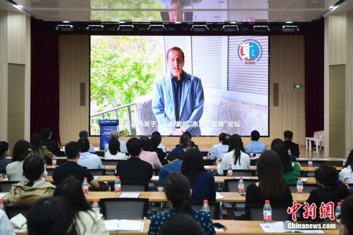 5月30日，<a target='_blank' href='/'>中新社</a>第二屆“東西問智庫”主題論壇在北京舉行，多位中外專家圍繞“AI革命與文明進(jìn)化”展開討論。圖為美國加州理工學(xué)院電氣工程和計(jì)算機(jī)科學(xué)教授、人工智能專家亞瑟·阿布-穆斯塔法通過視頻在論壇上作主旨演講。<a target='_blank' href='/'>中新社</a>記者 田雨昊 攝