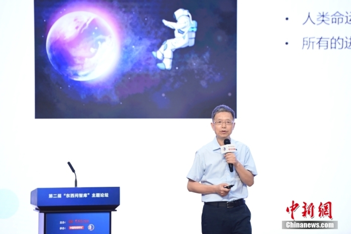 5月30日，<a target='_blank' href='/'>中新社</a>第二屆“東西問智庫”主題論壇在北京舉行，多位中外專家圍繞“AI革命與文明進(jìn)化”展開討論。圖為北京大學(xué)新聞與傳播學(xué)院教授胡泳在論壇上作主旨演講。<a target='_blank' href='/'>中新社</a>記者 田雨昊 攝