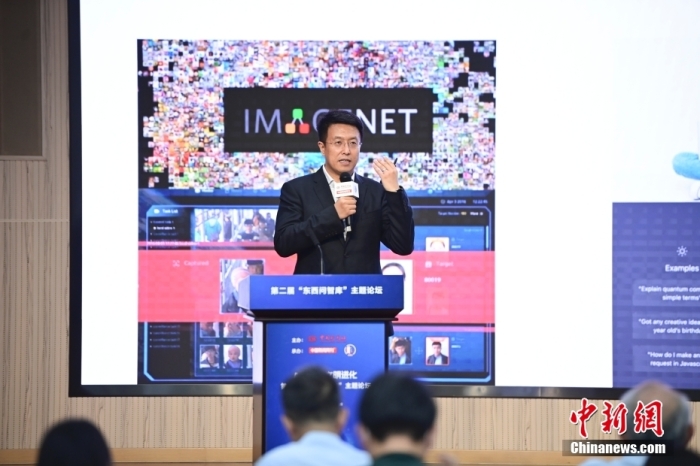 5月30日，<a target='_blank' href='/'>中新社</a>第二屆“東西問智庫”主題論壇在北京舉行，多位中外專家圍繞“AI革命與文明進(jìn)化”展開討論。圖為商湯智能產(chǎn)業(yè)研究院創(chuàng)始院長田豐在論壇上作主旨演講。<a target='_blank' href='/'>中新社</a>記者 田雨昊 攝