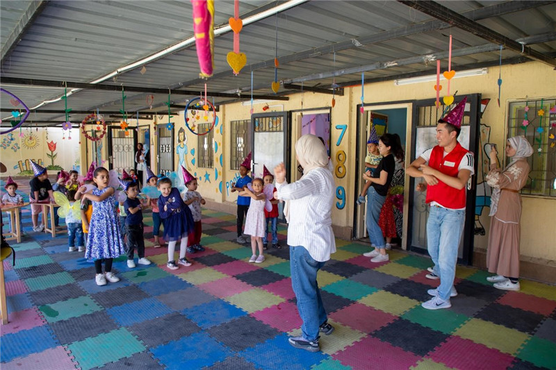 圖為中埃青年志愿者在埃及新開羅幼兒園開展“志愿服務伴成長，中埃攜手慶六一”活動。中建埃及分公司供圖
