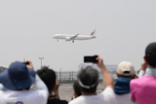5月28日，C919首個(gè)商業(yè)航班東航MU9191飛抵北京首都國際機(jī)場。新華社記者鞠煥宗攝