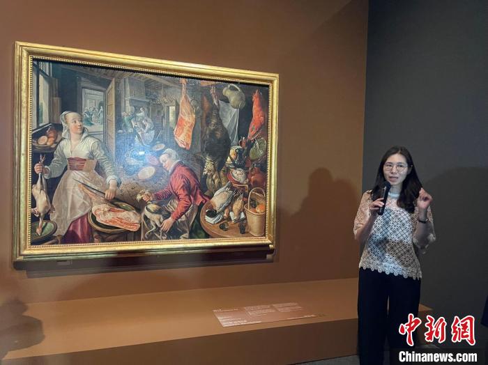 當(dāng)?shù)貢r(shí)間6月1日，韓國(guó)國(guó)立中央博物館講解員在向游客講解畫(huà)作?！∪f(wàn)佳欣 攝