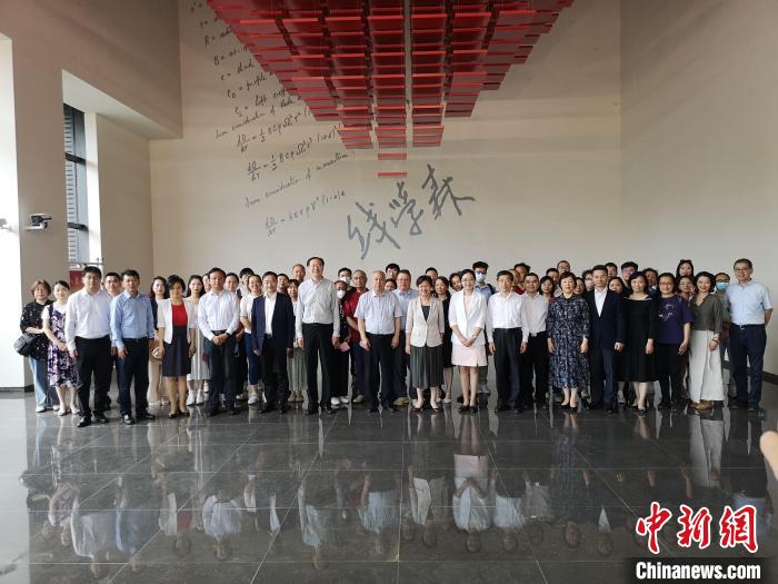 上海僑界人士參觀上海交通大學(xué)錢學(xué)森圖書館。　范宇斌 攝