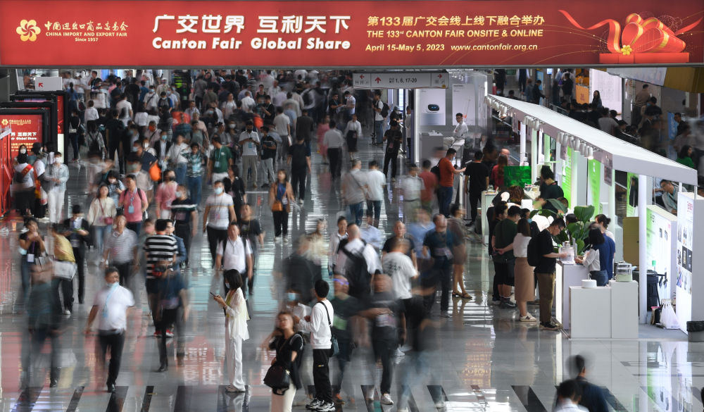 這是4月15日拍攝的廣交會(huì)現(xiàn)場(chǎng)。第133屆中國(guó)進(jìn)出口商品交易會(huì)（廣交會(huì)）全面恢復(fù)線下展，吸引220多個(gè)國(guó)家和地區(qū)的數(shù)十萬(wàn)采購(gòu)商報(bào)名參會(huì)。新華社記者 鄧華 攝