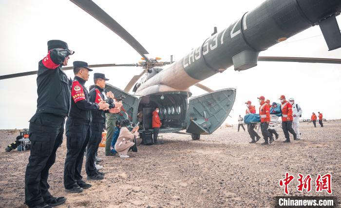 圖為阿拉善邊境管理支隊民警目送航天員登機離開?！缇?攝