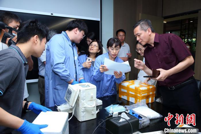 科研人員清點(diǎn)、查看隨神舟十五號(hào)返回地面的空間科學(xué)實(shí)驗(yàn)樣品?！≈锌圃嚎臻g應(yīng)用中心 供圖