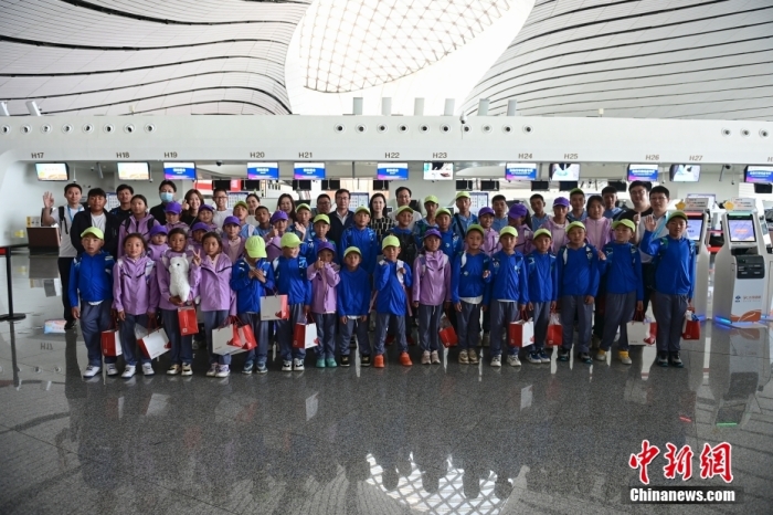 6月4日清晨，在數(shù)天充實(shí)的行程之后，“青海玉樹(shù)藏族青少年北京行”活動(dòng)的40名藏族孩子踏上了歸程。圖為藏族孩子們?cè)跈C(jī)場(chǎng)合影留念。<a target='_blank' href='/' _fcksavedurl='/'><p  align=