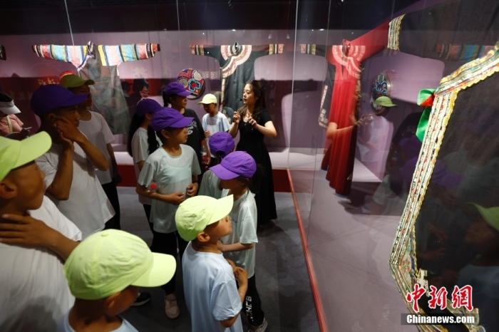 圖為藏族青少年們參觀民族博物館。<a target='_blank' href='/' _fcksavedurl='/'><p  align=