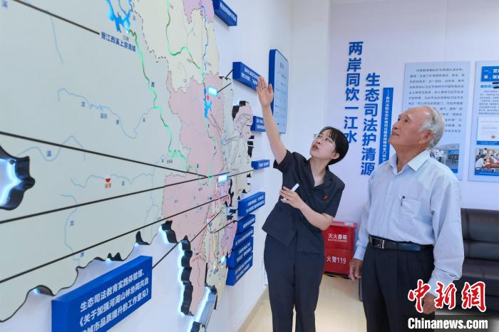 金門同胞參觀金門供水水源生態(tài)司法保護基地?！O虹 攝