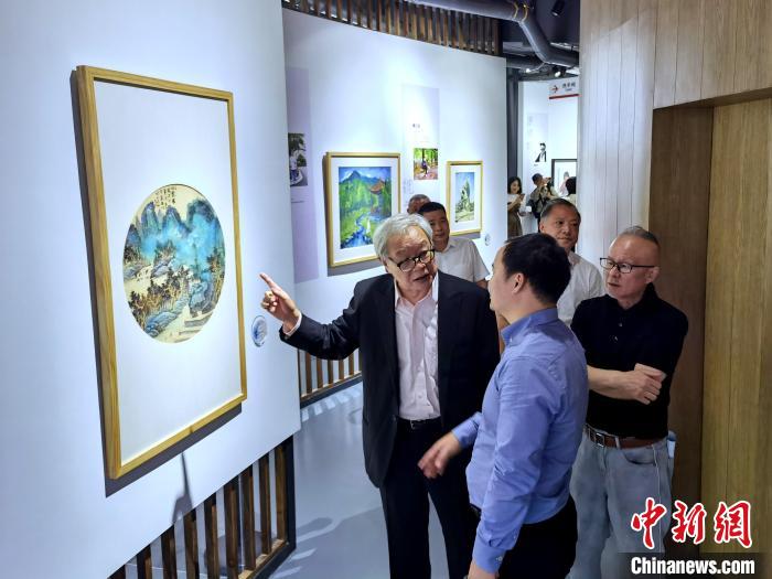 海峽兩岸藝術家畫展上，藝術家進行藝術交流?！「毒窜?攝