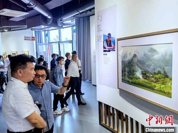 海峽兩岸藝術家畫展上，藝術家進行藝術交流?！「毒窜?攝