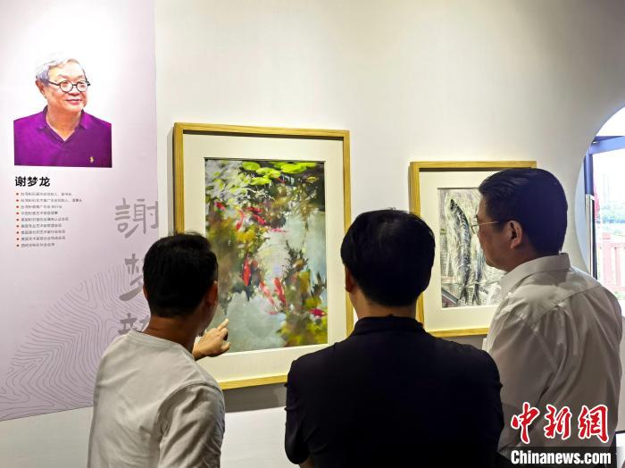 “求同存藝——海峽兩岸藝術家畫展”展出百余幅兩岸藝術家畫作。　付敬懿 攝
