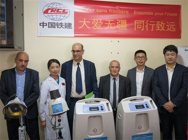 中國鐵建阿爾及利亞公司向當?shù)蒯t(yī)院捐贈醫(yī)療物資。鐵建國際供圖