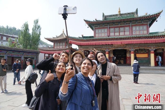 圖為外國(guó)記者在塔爾寺合影。　馬銘言 攝