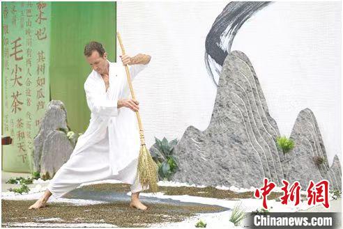 圖為《信陽毛尖·茶舞》沉浸式藝術(shù)表演?！⌒抨柺形麄鞑抗﹫D