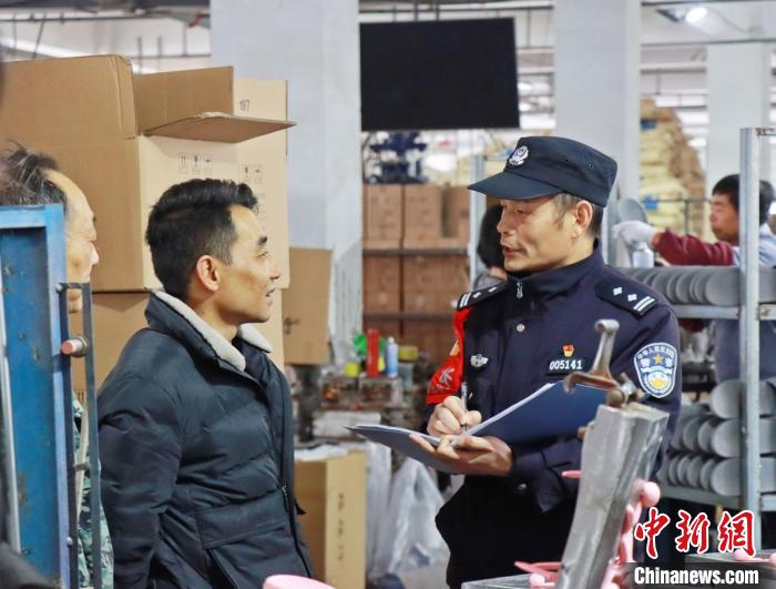 3月30日，大興派出所民警來到轄區(qū)中小企業(yè)，開展“為民為企為項目”走訪活動。　合肥警方供圖